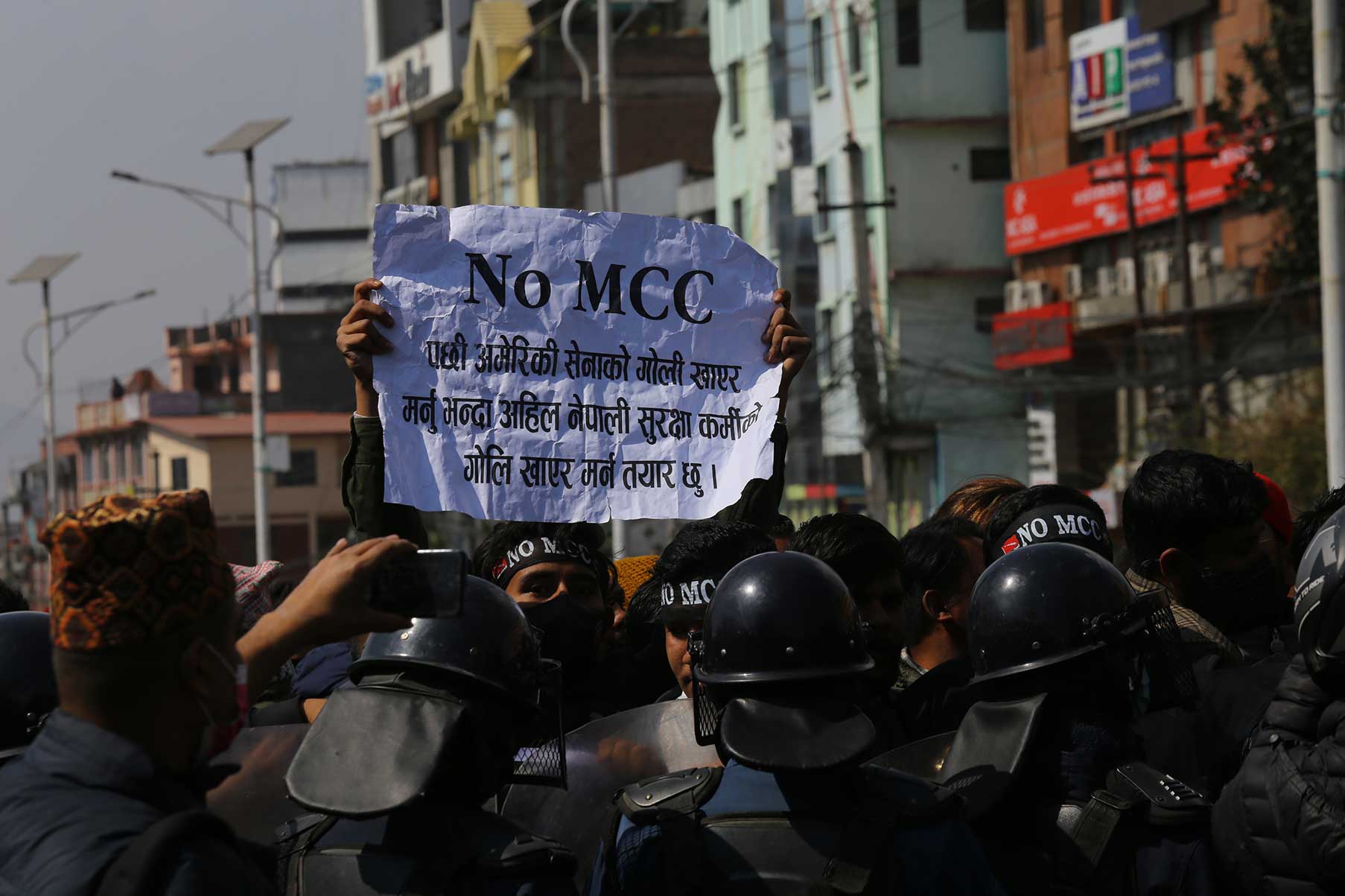 视频｜美国“强制送礼” 尼泊尔民众为何愤怒抗议？