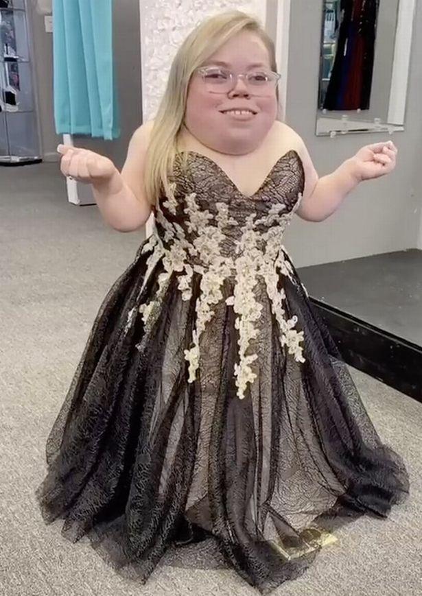 这位年轻的女士,一直在和生活中人们的偏见做斗争——"侏儒症患者就是