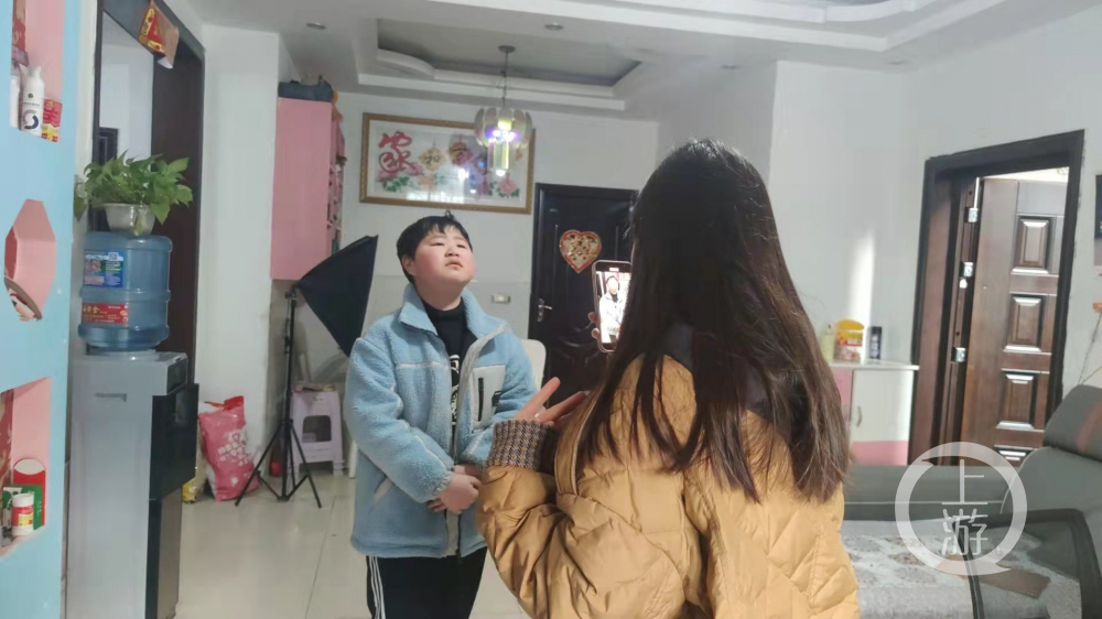 巫溪网红姐姐“日常坑弟”粉丝破千万：给弟弟赚钱治病还要给他买房休闲区蓝鸢梦想 - Www.slyday.coM