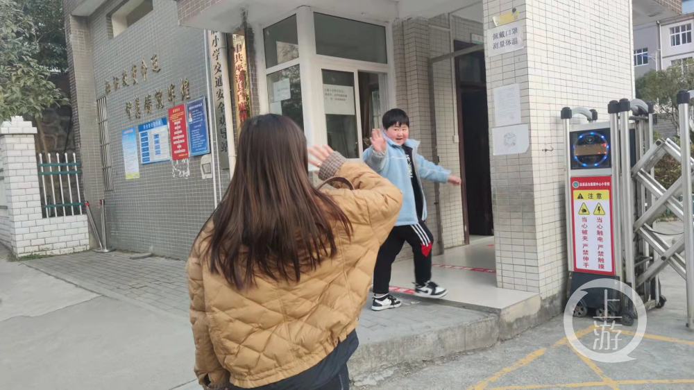 巫溪网红姐姐“日常坑弟”粉丝破千万：给弟弟赚钱治病还要给他买房休闲区蓝鸢梦想 - Www.slyday.coM