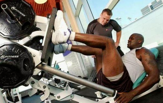 这不是P图,奥尼尔体型就这么夸张!手臂像充气 吃鸡腿像剔牙休闲区蓝鸢梦想 - Www.slyday.coM 这不是P图,奥尼尔体型就这么夸张!手臂像充气 吃鸡腿像剔牙休闲区蓝鸢梦想 - Www.slyday.coM