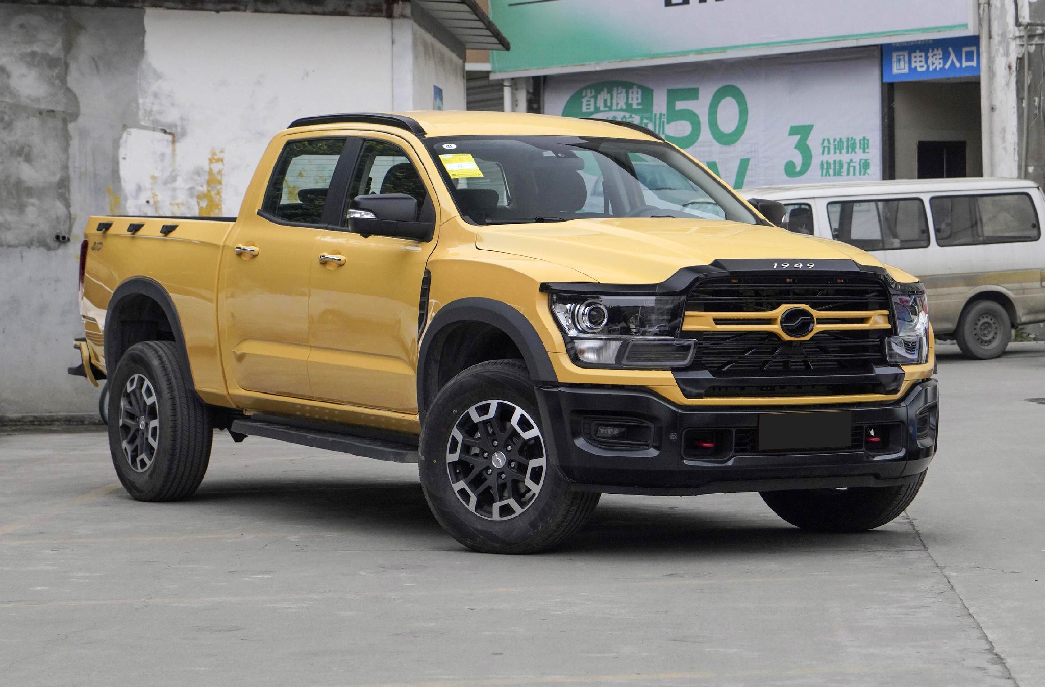 中兴威狮1949新车型上市,外观很霸气,车宽2045mm,汽油柴油都有