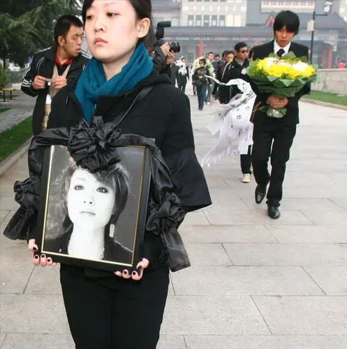 12年前因爱就爱了爆红的陈琳为何要跳楼自杀