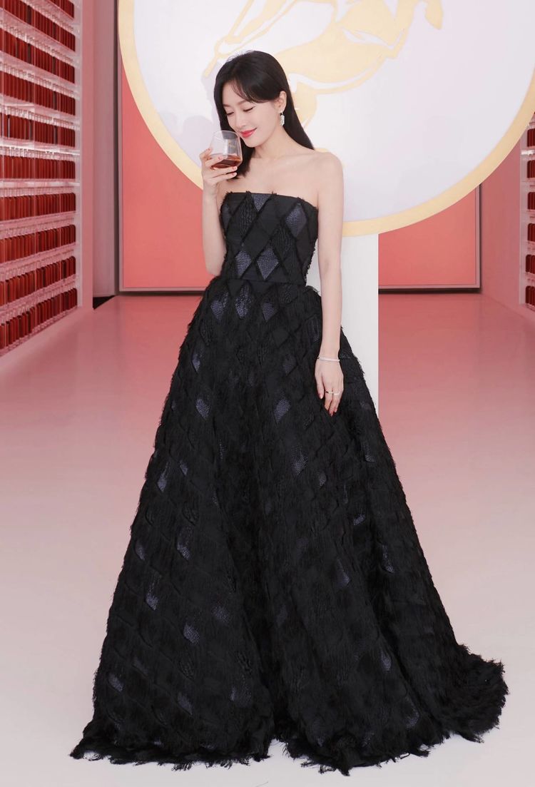 秦岚40岁越发娇艳动人一袭抹胸拖地裙高贵又典雅好身材很抢镜