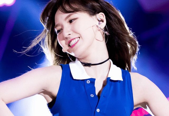 在公开的照片中,redvelvet 成员 irene,涩琪,joy,和 yeri 四人一同