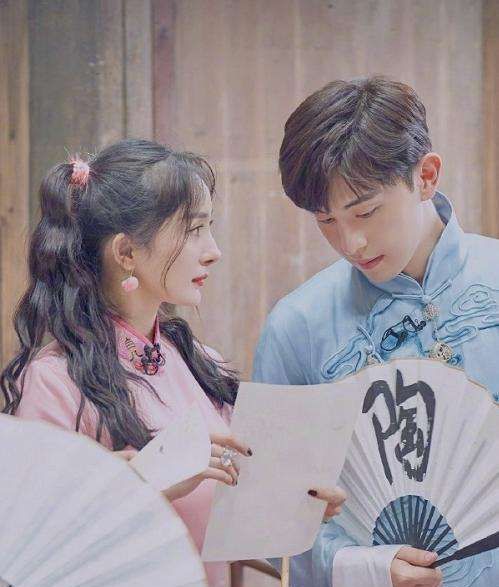 杨幂,邓伦,黄明昊担任了三季的常驻嘉宾明星大侦探8视频,大张伟和