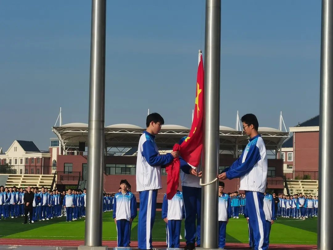 不负春光向未来潍坊新纪元综合高中新学期第二次升旗仪式