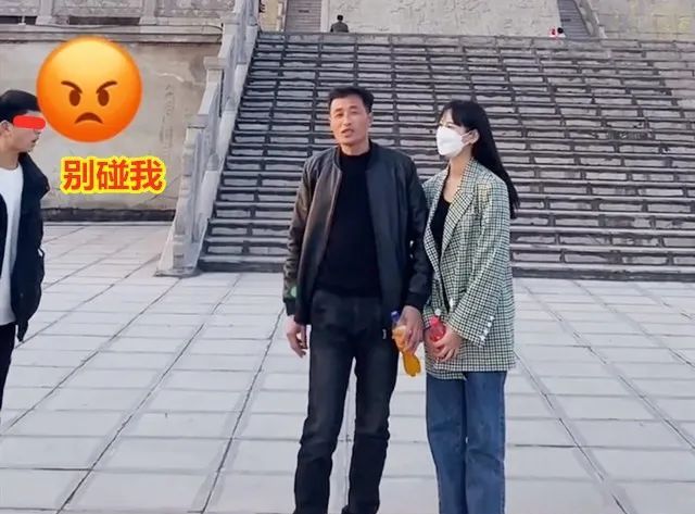 父亲和儿子女儿合照,女儿亲昵挽着他胳膊,儿子却一把将他手甩开休闲区蓝鸢梦想 - Www.slyday.coM 父亲和儿子女儿合照,女儿亲昵挽着他胳膊,儿子却一把将他手甩开休闲区蓝鸢梦想 - Www.slyday.coM