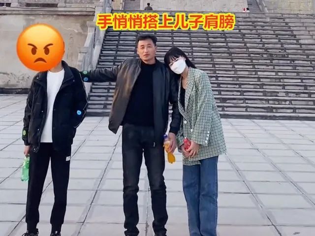父亲和儿子女儿合照,女儿亲昵挽着他胳膊,儿子却一把将他手甩开休闲区蓝鸢梦想 - Www.slyday.coM 父亲和儿子女儿合照,女儿亲昵挽着他胳膊,儿子却一把将他手甩开休闲区蓝鸢梦想 - Www.slyday.coM