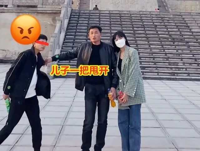 父亲和儿子女儿合照,女儿亲昵挽着他胳膊,儿子却一把将他手甩开休闲区蓝鸢梦想 - Www.slyday.coM 父亲和儿子女儿合照,女儿亲昵挽着他胳膊,儿子却一把将他手甩开休闲区蓝鸢梦想 - Www.slyday.coM