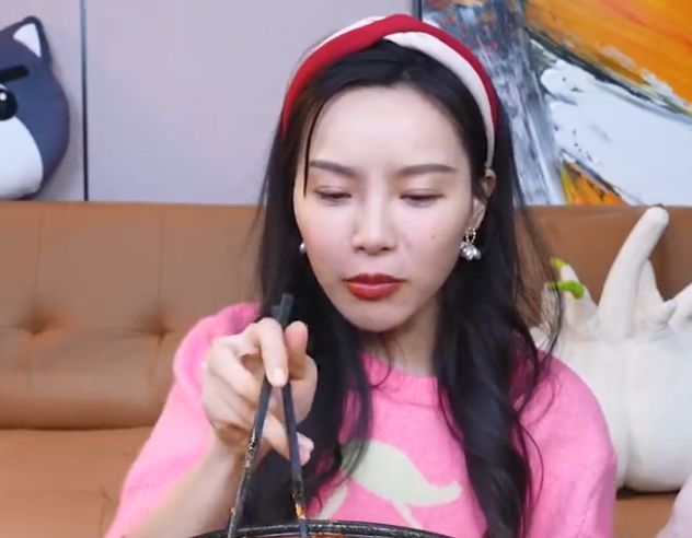 网红小贝饿了状态堪忧脖子凹坑明显眼袋红肿嘴唇乌黑