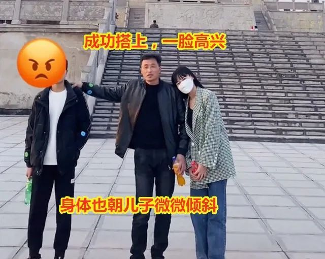 父亲和儿子女儿合照,女儿亲昵挽着他胳膊,儿子却一把将他手甩开休闲区蓝鸢梦想 - Www.slyday.coM 父亲和儿子女儿合照,女儿亲昵挽着他胳膊,儿子却一把将他手甩开休闲区蓝鸢梦想 - Www.slyday.coM