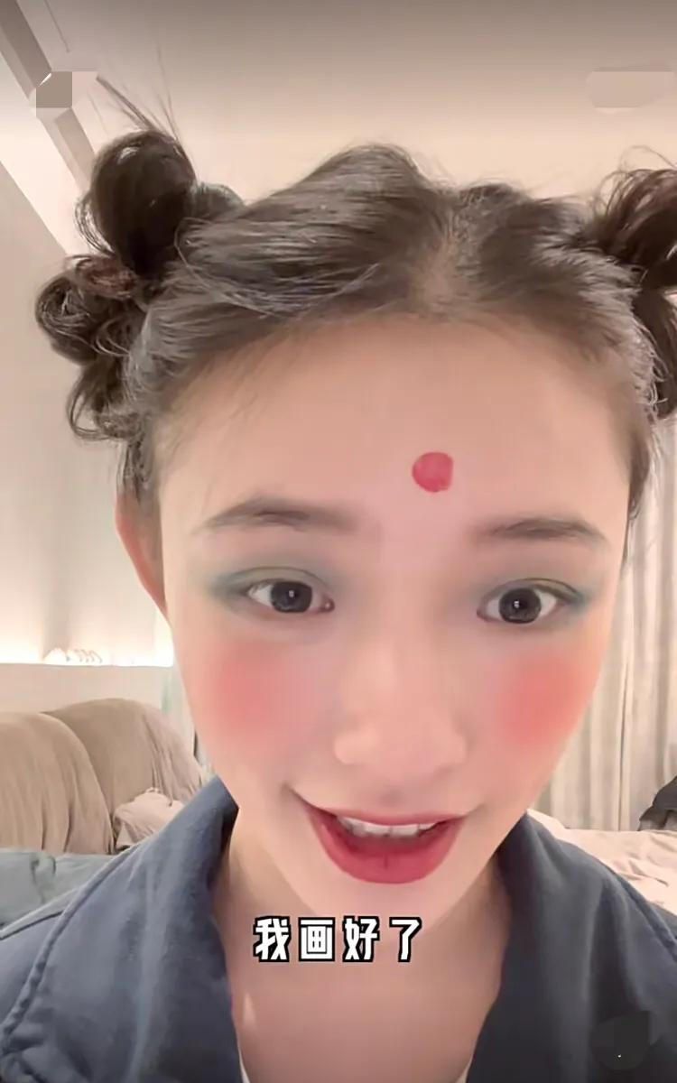 自黑扮丑没包袱林允化复古妆大红脸蛋还点痣亲吻父亲关系好