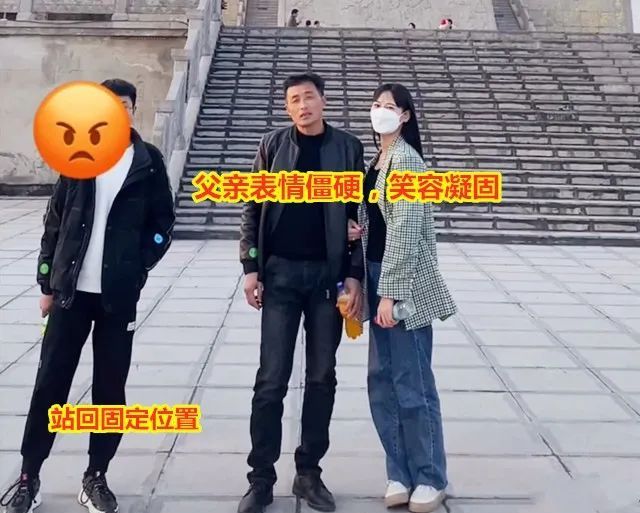 父亲和儿子女儿合照,女儿亲昵挽着他胳膊,儿子却一把将他手甩开休闲区蓝鸢梦想 - Www.slyday.coM 父亲和儿子女儿合照,女儿亲昵挽着他胳膊,儿子却一把将他手甩开休闲区蓝鸢梦想 - Www.slyday.coM