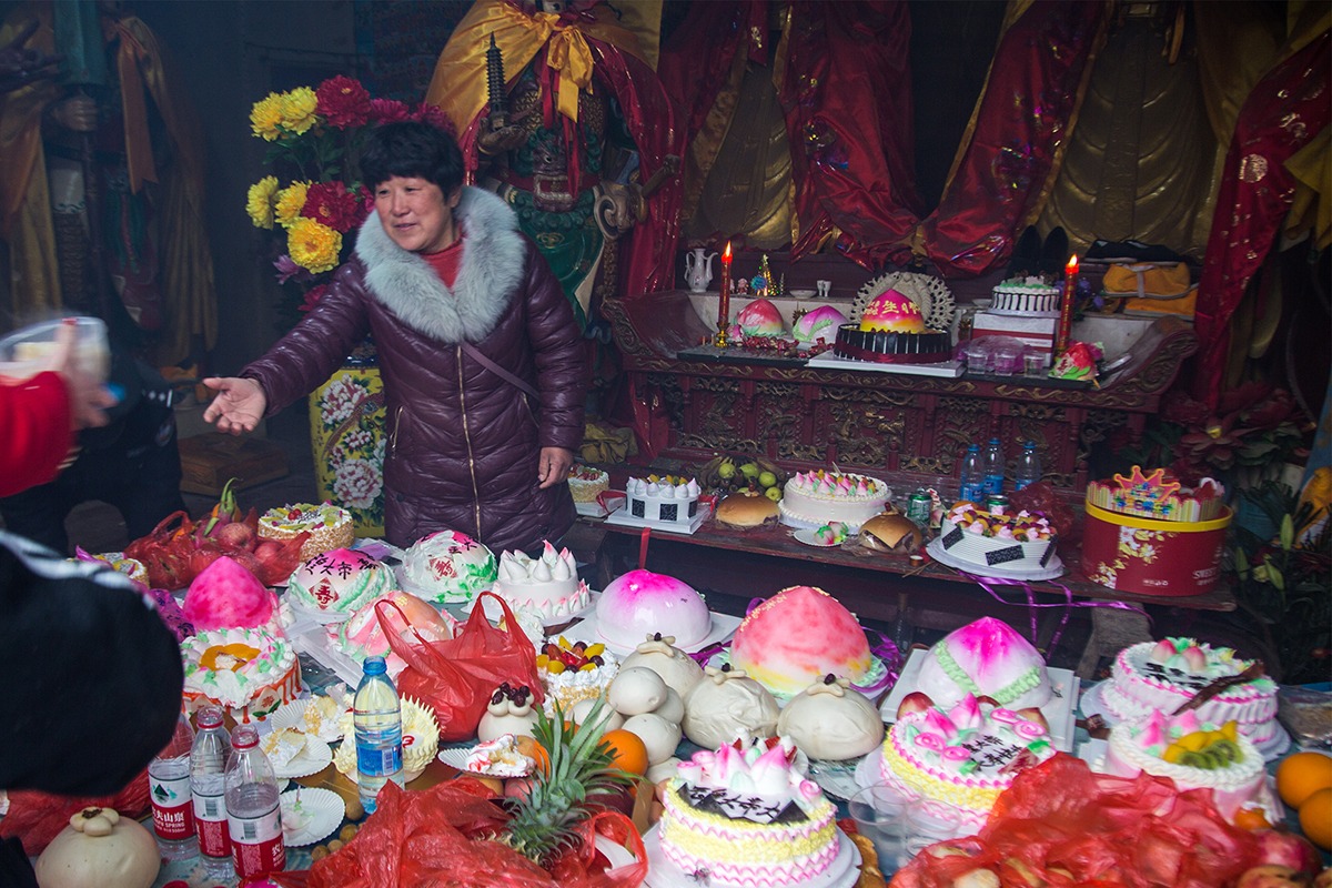 农村小庙香火旺盛供品现代令人瞠目