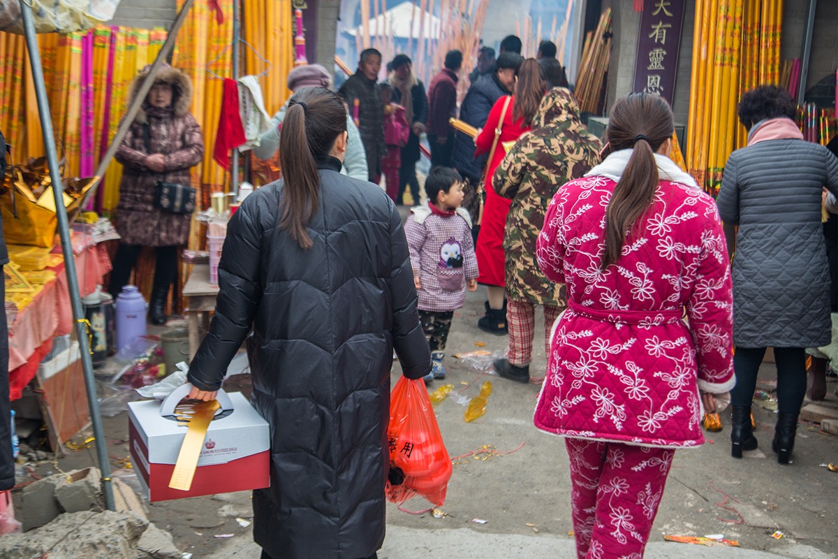 农村小庙香火旺盛,供品现代令人瞠目__财经头条