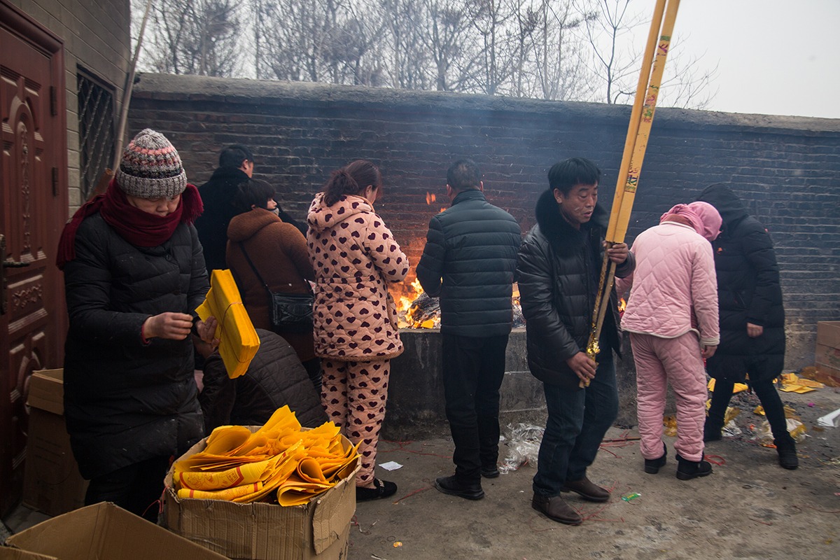 农村小庙香火旺盛供品现代令人瞠目