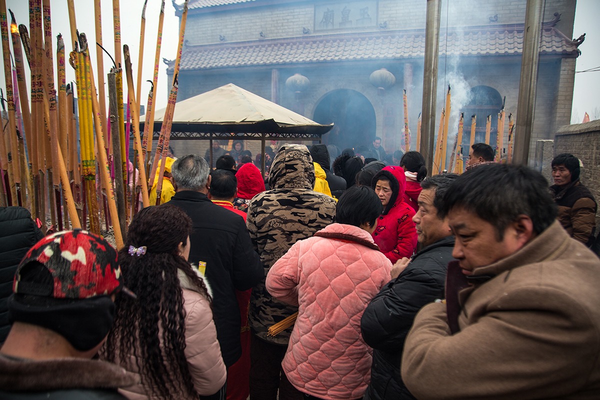 农村小庙香火旺盛,供品现代令人瞠目__财经头条