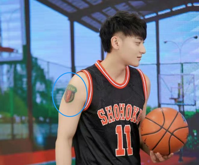 徐艺洋晒出了一张清新生活中,照片的右下角露出一个手臂纹身,和黄子韬