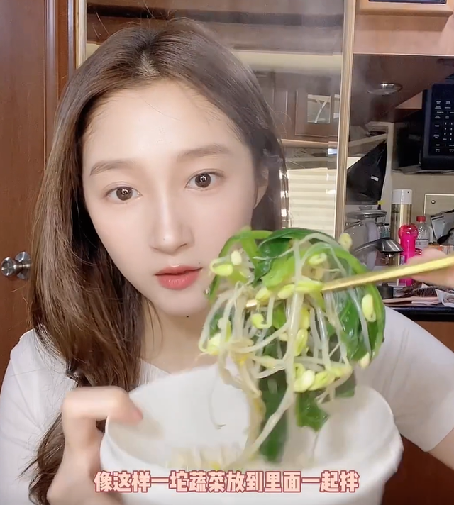 关晓彤豪华房车内吃减肥餐全程不放一滴油近照瘦出锥子下巴