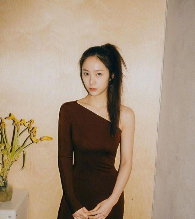 梦回2009郑秀晶ins更新近况高马尾紧身连衣裙吸睛