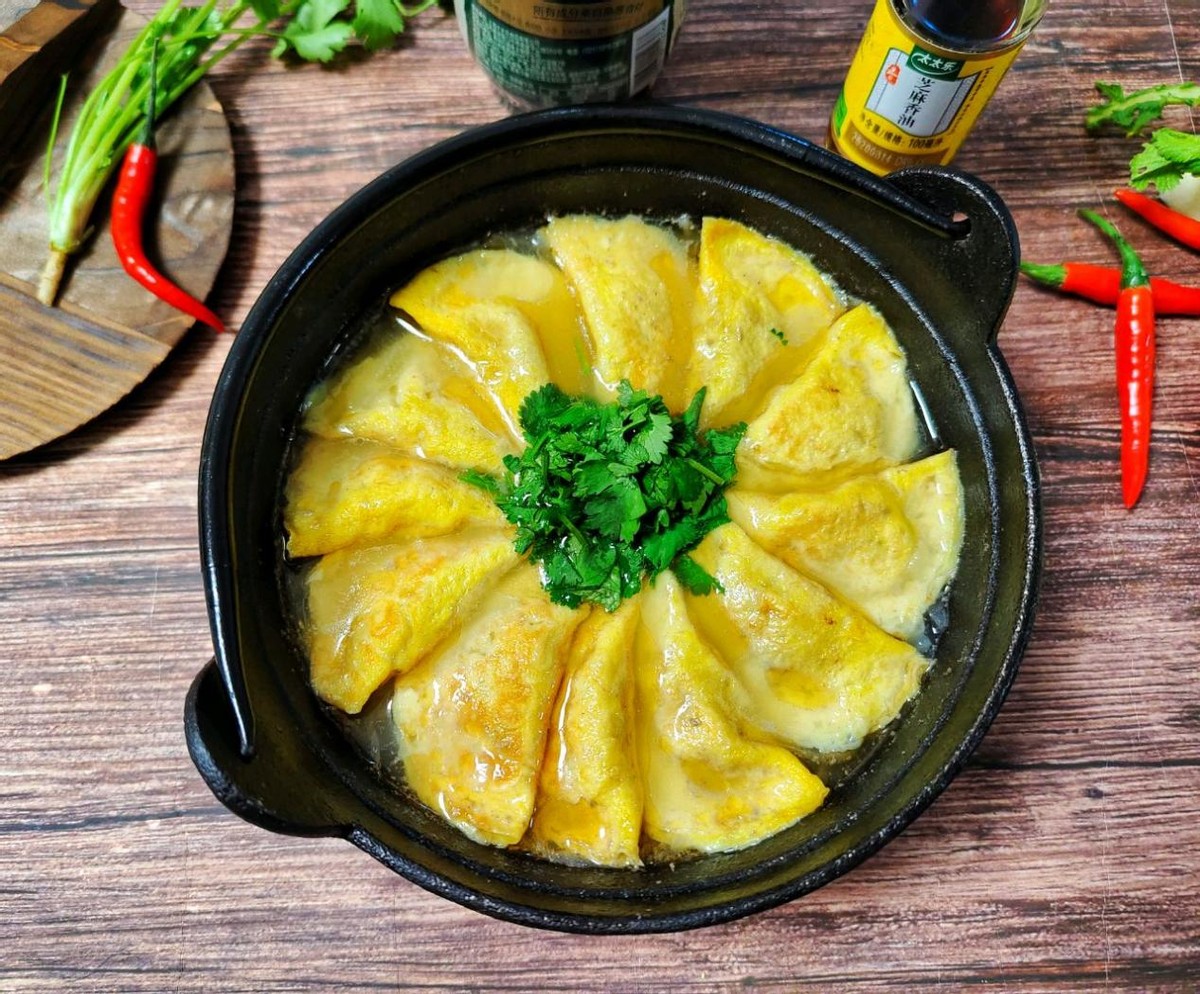 蛋饺新吃法蛋饺豆腐煲做法简单还好吃汤汁拌饭能吃三碗