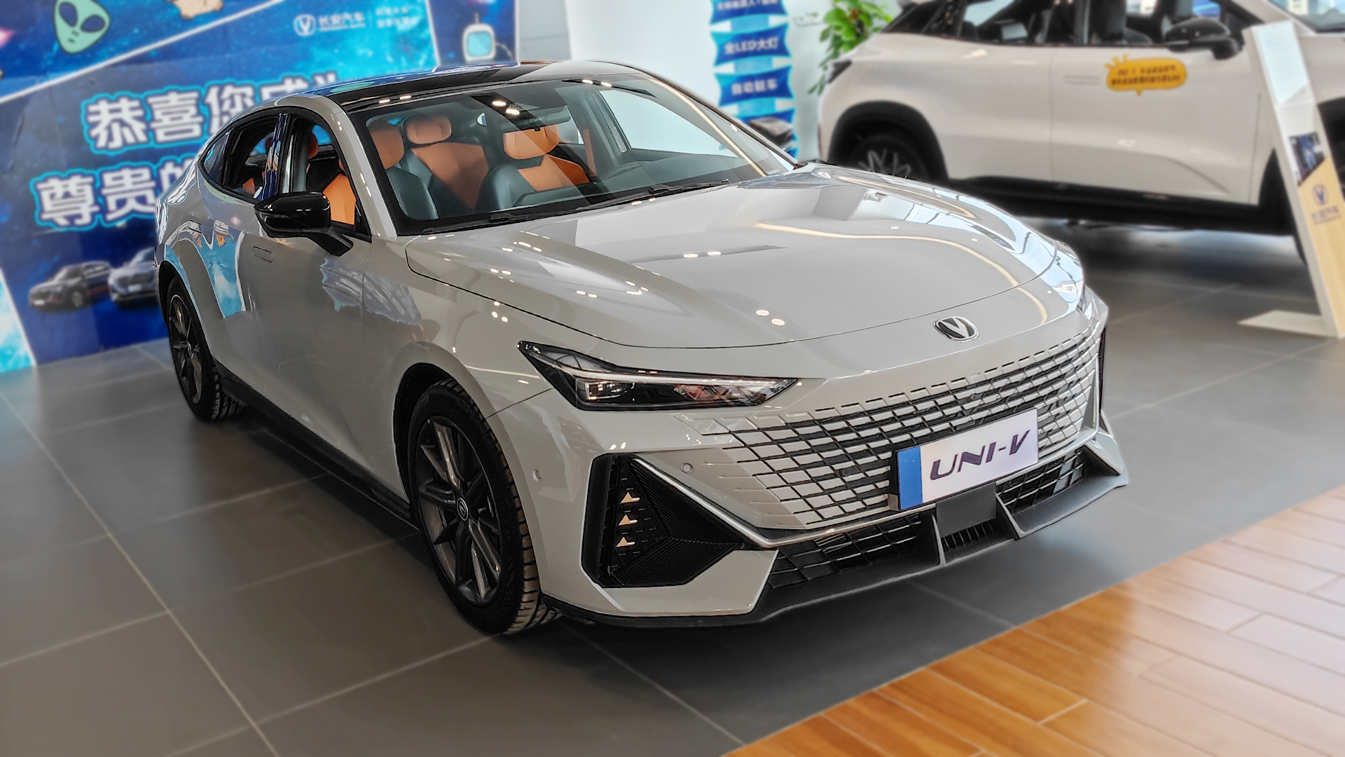 没把影豹放眼里长安univ店内实拍搭15t预售1089万起