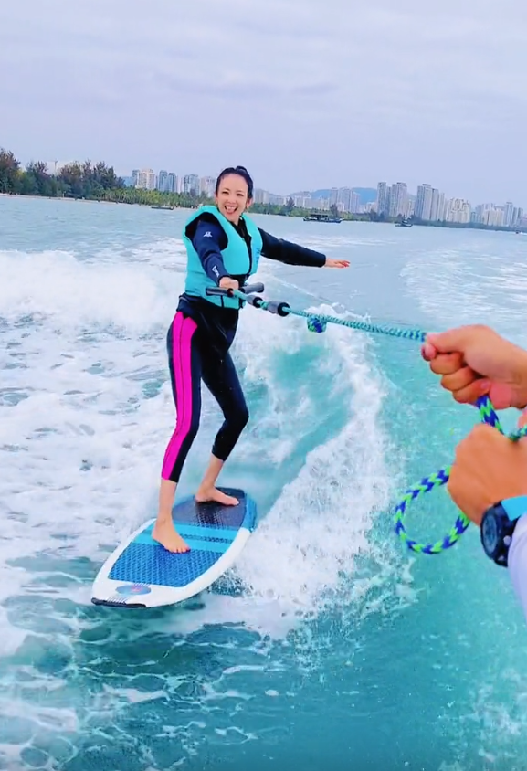 章子怡挑战尾波冲浪摔出表情包汪峰视角下吐舌灿笑少女感十足