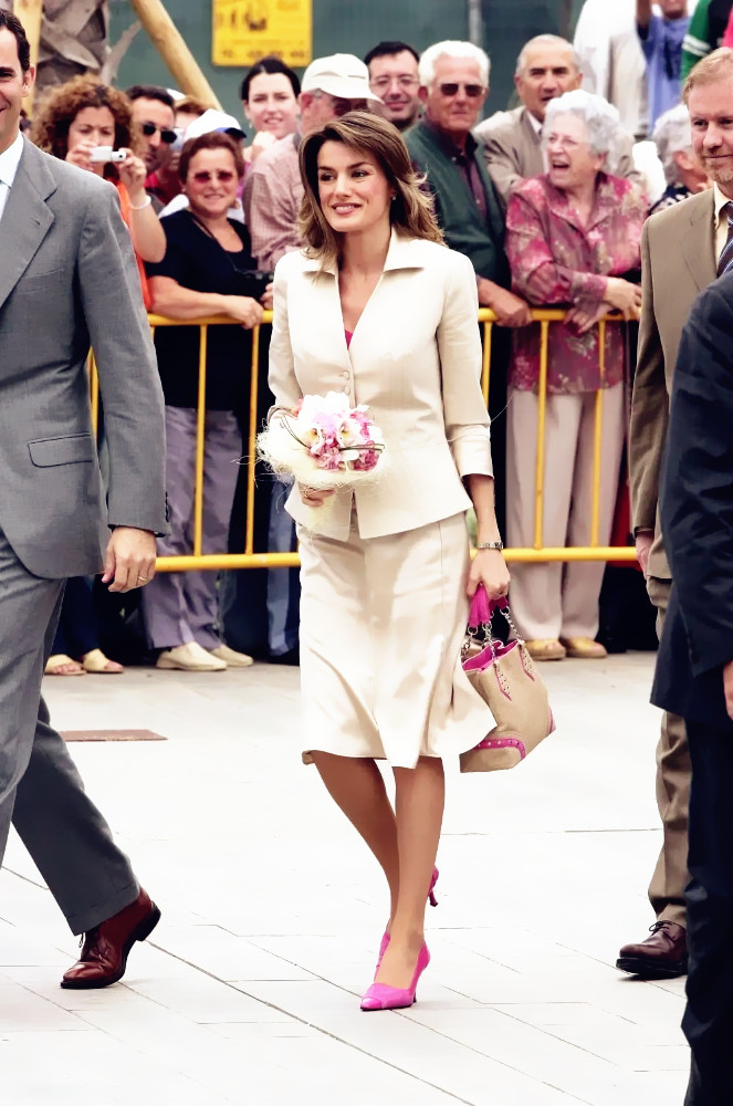 西班牙女王莱蒂齐亚记者出生颜值爆表衣品更是万里挑一