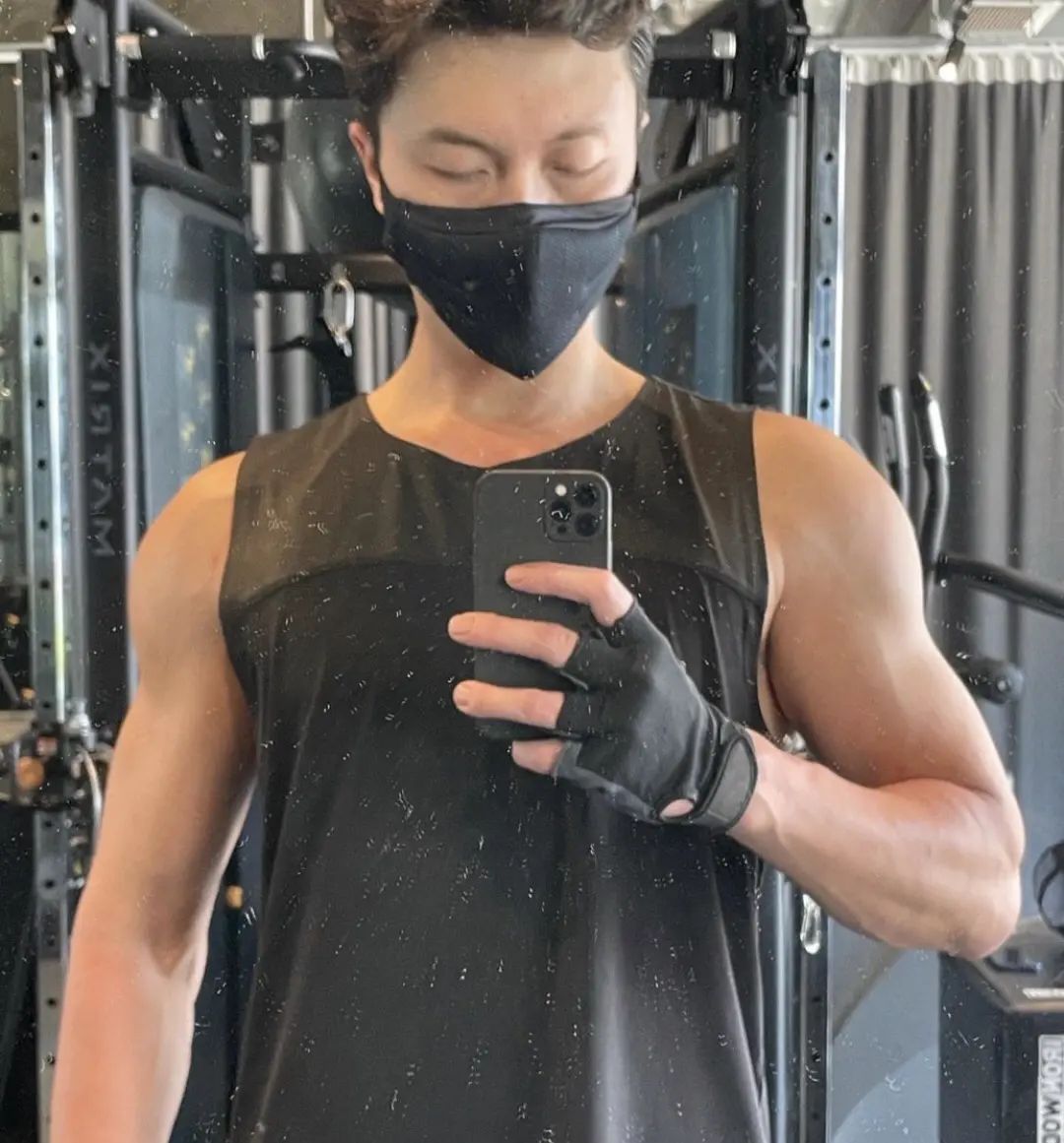 王浩信打破记录连续11部剧集秀肌肉网友大呼改名吧