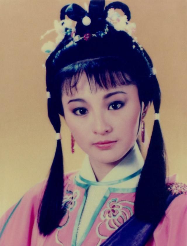 80年代功夫女神李赛凤,因衣柜藏人而退出娱乐圈,她近况如何?