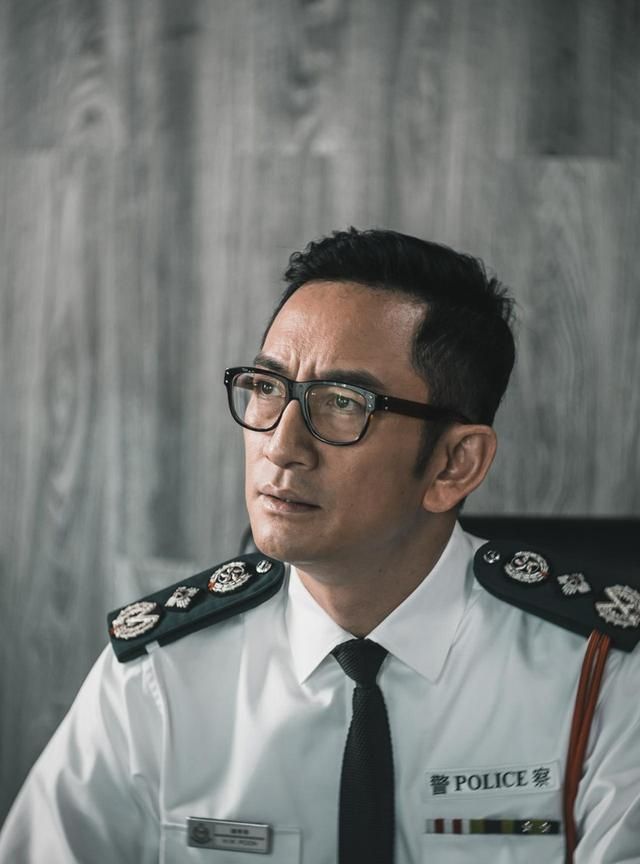 而吴启华近年多在内地拍戏,偶尔才回港拍剧,他跟多位内地一线女演员有