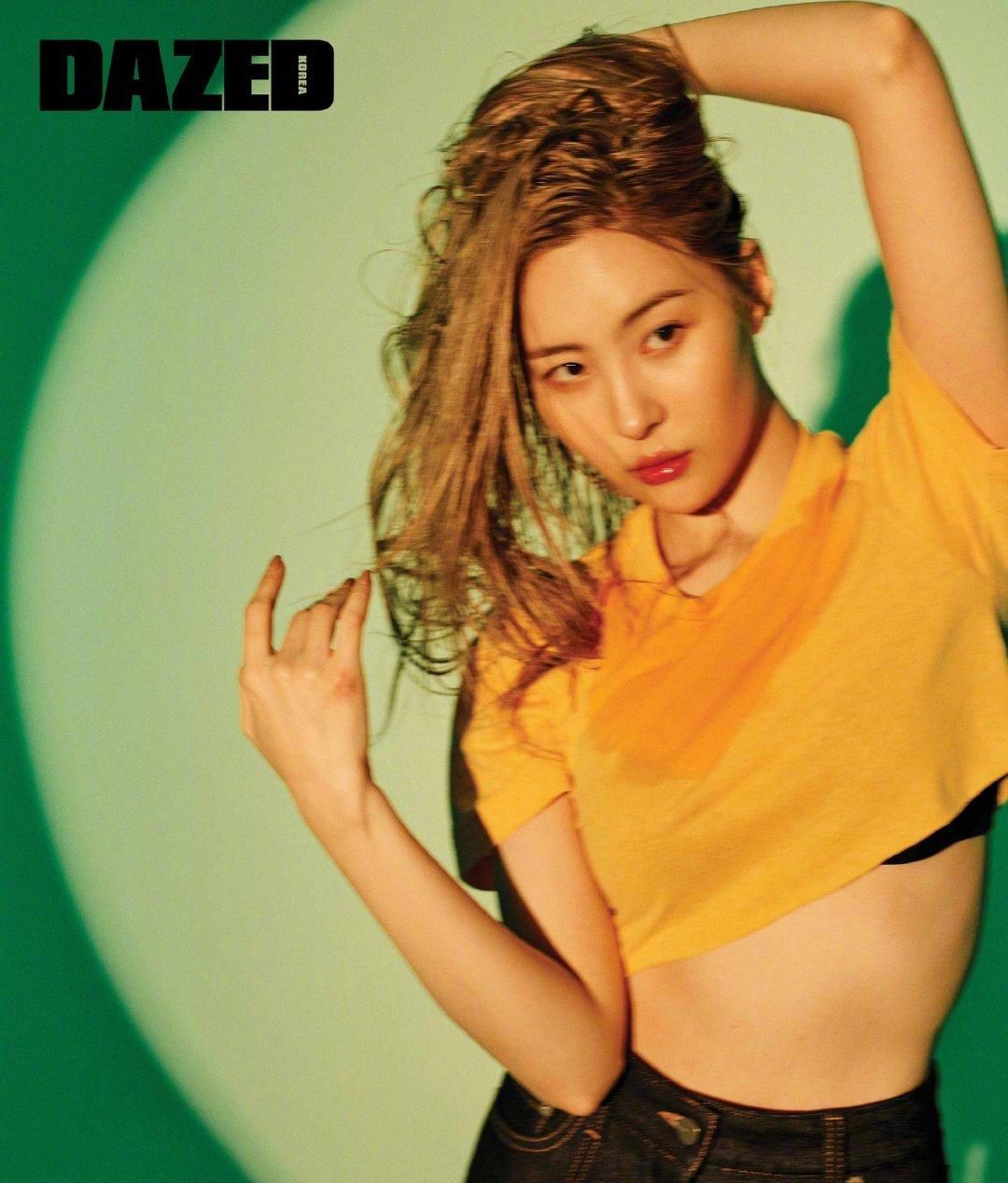 南韩腿精李宣美破格画报公开上衣失踪大秀美背