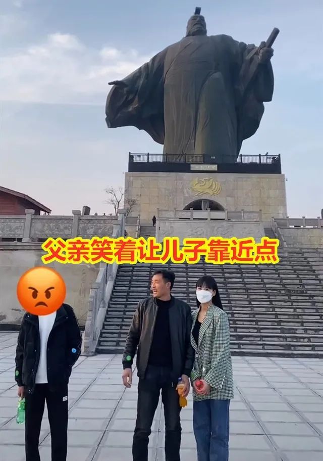 父亲和儿子女儿合照,女儿亲昵挽着他胳膊,儿子却一把将他手甩开休闲区蓝鸢梦想 - Www.slyday.coM 父亲和儿子女儿合照,女儿亲昵挽着他胳膊,儿子却一把将他手甩开休闲区蓝鸢梦想 - Www.slyday.coM