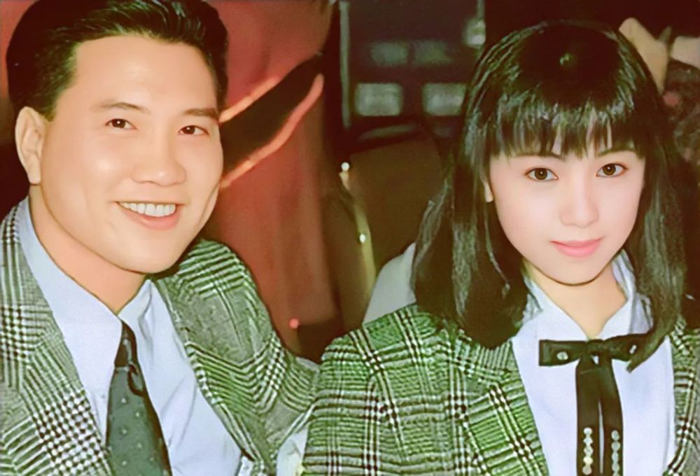 入行初期,邓萃雯曾与万梓良因戏生情,两人拍拖一年半后分道扬镳;后来