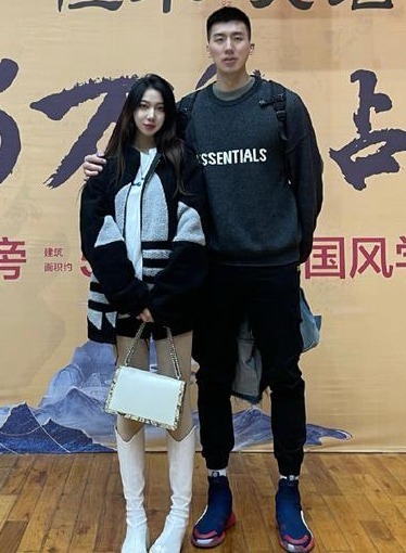 女友颜值身材均在线,郎才女貌太般配|饶书涵|中国男排|副攻_新浪新闻