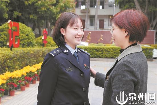 女儿从小以警察妈妈为榜样 长大后追随母亲加入警队