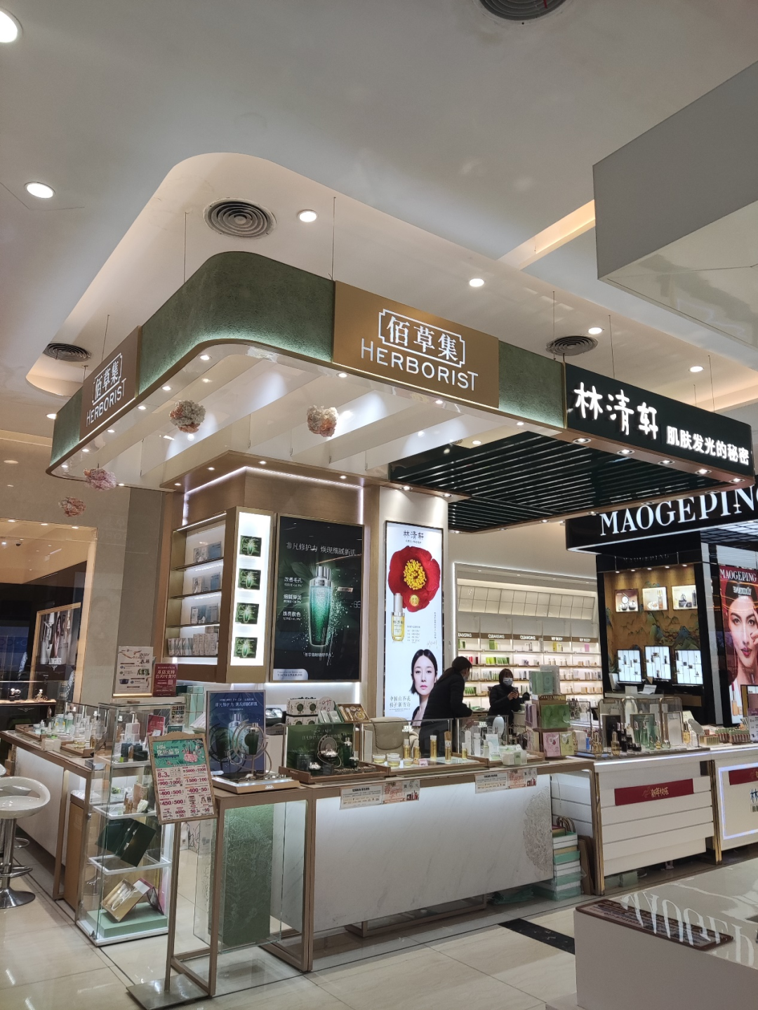 一眼望去相当于4-6个佰草集的面积,排除靠墙的一面,完美日记也只陈列