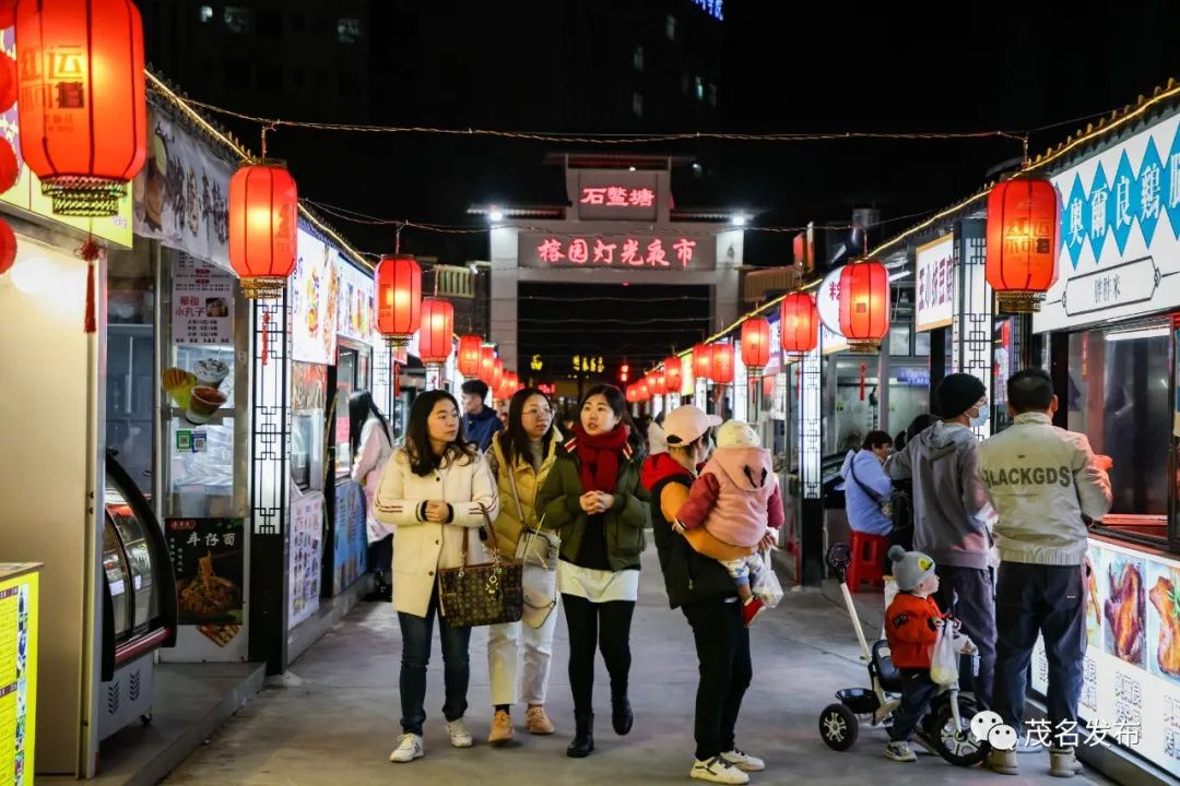 弥漫着人间烟火气息夜市里此起彼伏的叫卖声中在人潮涌动的热闹喧嚣里