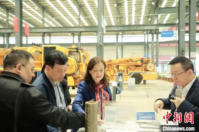 陈晓红院士(左三)带领团队在中国铁建重工集团调研。　湖南工商大学供图