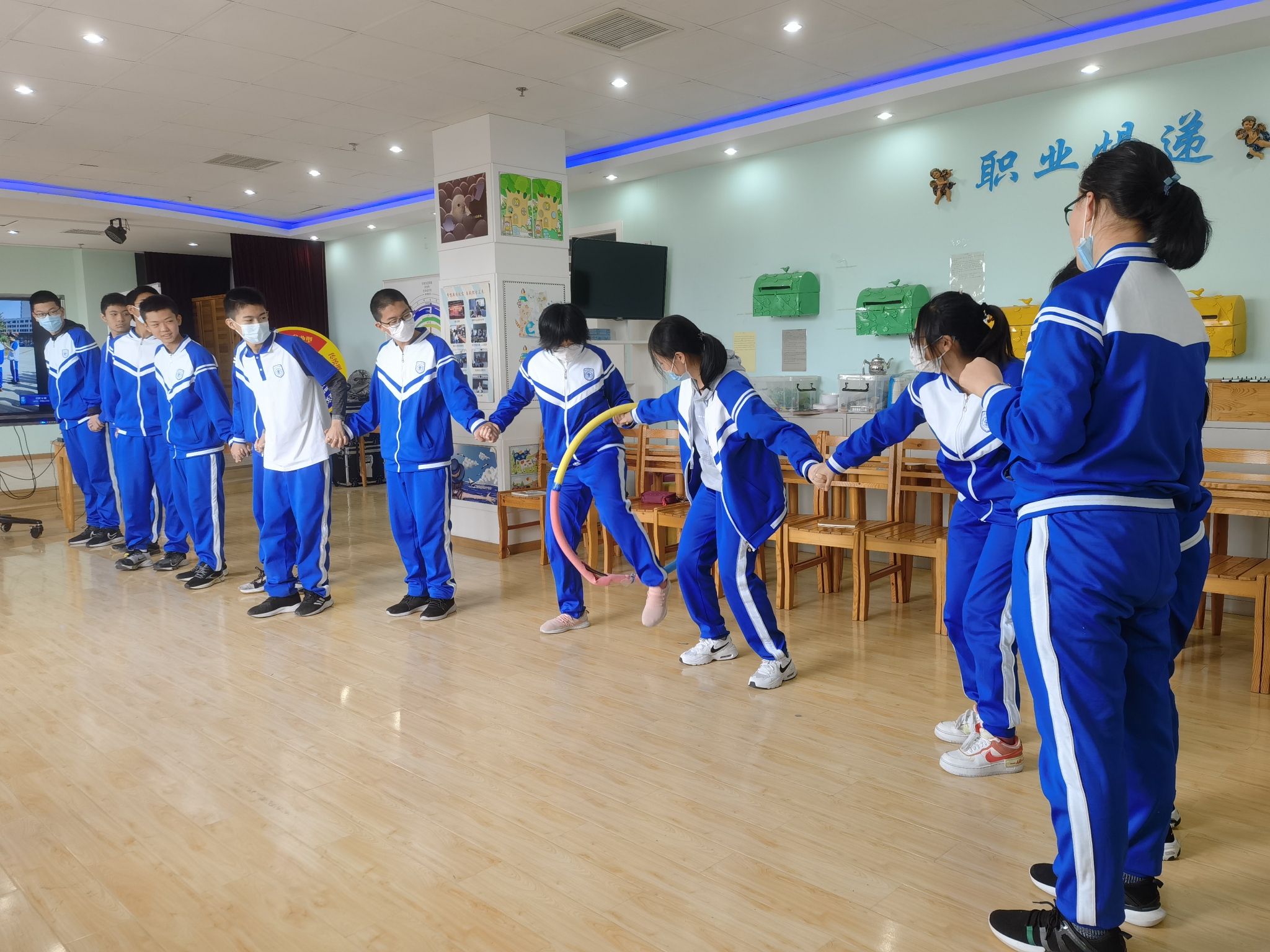 ▲2021年10月15日，北京交大附中的学生们在心理教师的指导下参与游戏。新京报记者 杨菲菲 摄