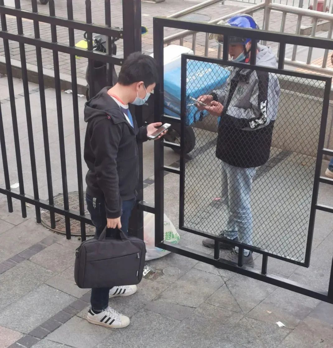 隔着一道"铁窗",被迫"疫"地恋的小情侣在互诉衷肠.