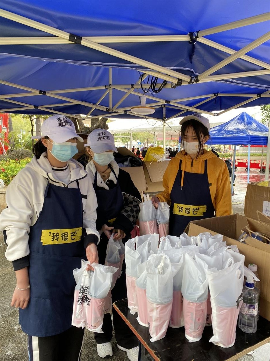 据了解,送奶茶的是田寮社区"我很芒"奶茶店的店主,店铺正好位于田寮