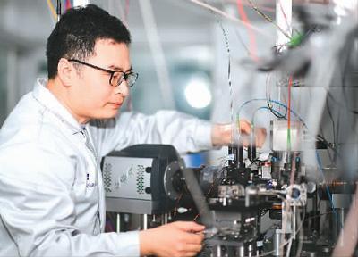 2月8日，科研人员在中国科学院国家授时中心空间锶原子光钟实验室工作。 新华社记者 张博文摄