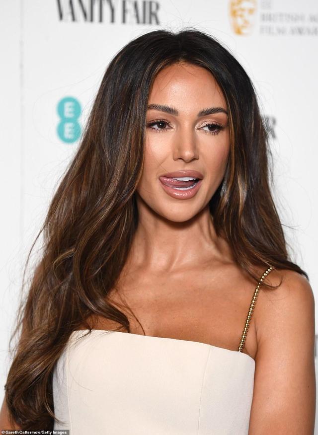 34岁米歇尔基根出席英国电影新秀派对金色透视裙美到惊艳