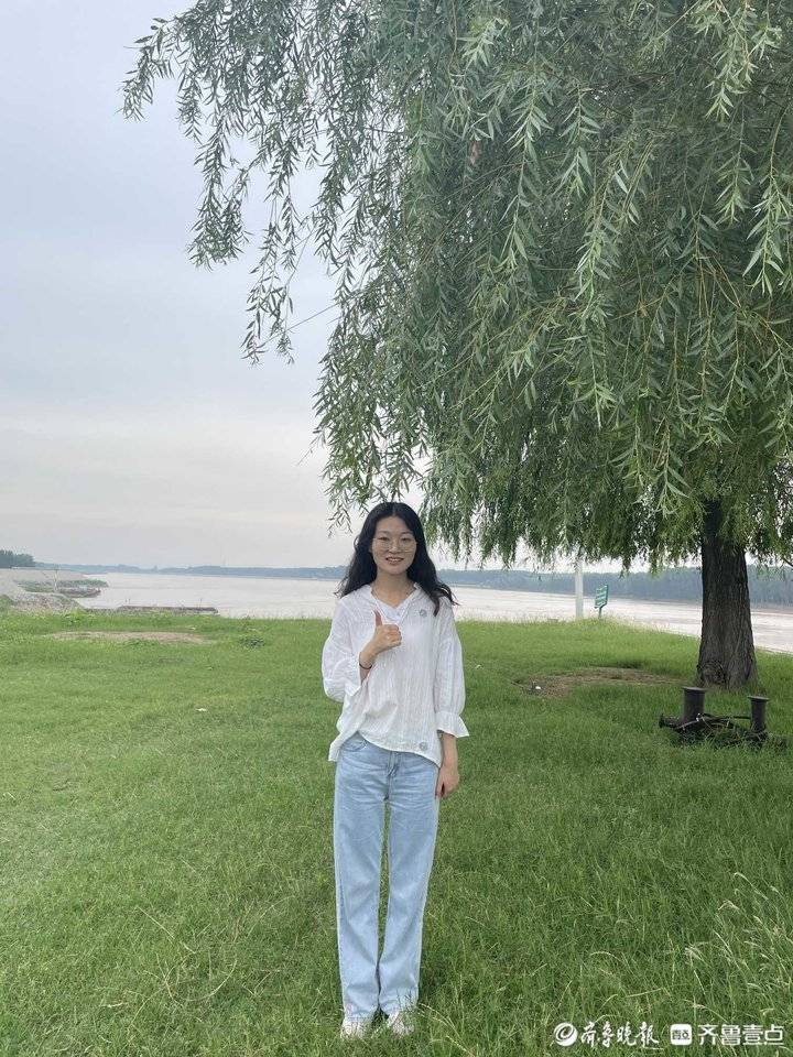 壹点公益星大学老师徐媛媛与学生一起为乡村百姓献爱心