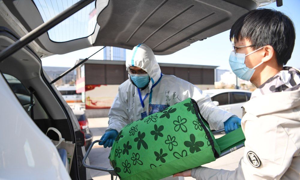 女大学生返校打开行李,发现两盒“不明物品”,只因母亲用心良苦休闲区蓝鸢梦想 - Www.slyday.coM