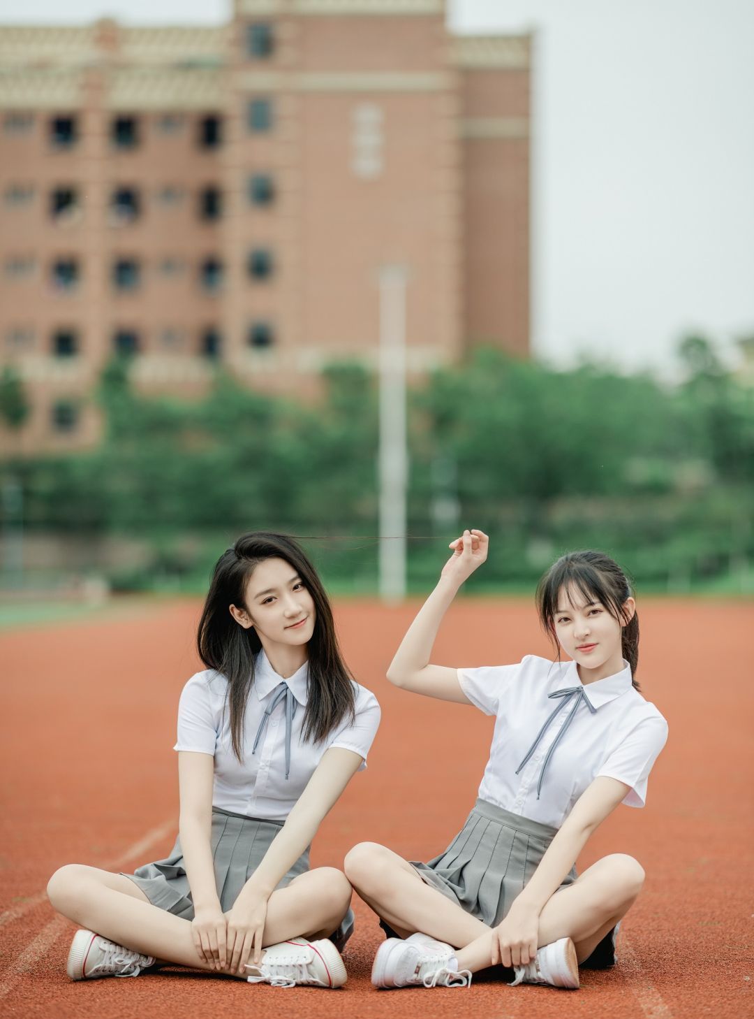 贵族学校女学生和女老师都穿短裙