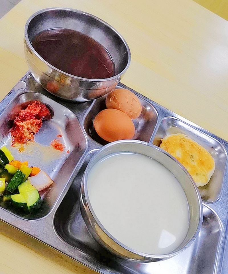 看春天食堂早餐吃的啥烧饼馄饨配小菜全免费愿意吃吗