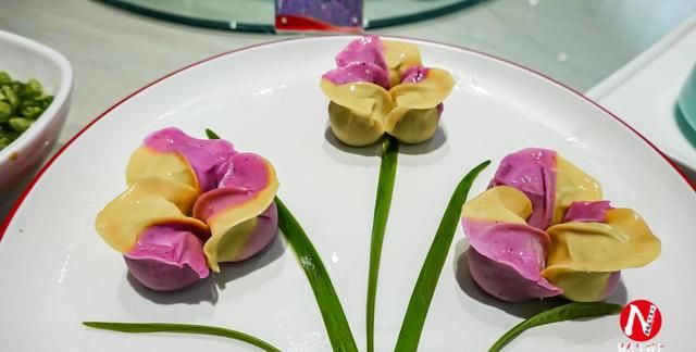 而且七彩饺子宴还非常注意摆盘,等到一盘饺子上桌以后你会发现都很